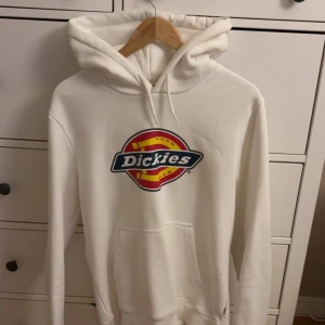 Vit Dickies hoodie - Har några fläckar, men är endast använd någon gång 