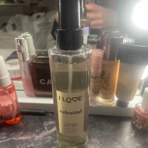 I Love Celestial Perfume Body Mist - Fräsch och uppfriskande body mist från I Love med doften Celestial. Kommer i en genomskinlig flaska med svart spraypump. Perfekt för en snabb uppfräschning under dagen.