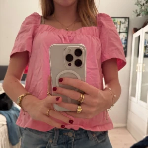 Rosa blus med puffärmar - sån snygg rosa sommartopp. Så himla snygg men kommer tyvärr inte till användning längre därav säljs den!❤️❤️❤️