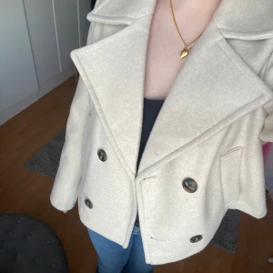 Beige kappa - Säljer denna beiga kappa från vero moda💞 Nytt skick endast använd någon enstaka gång✨