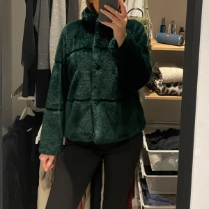 Grön pälsjacka - Superfin pälsjacka!