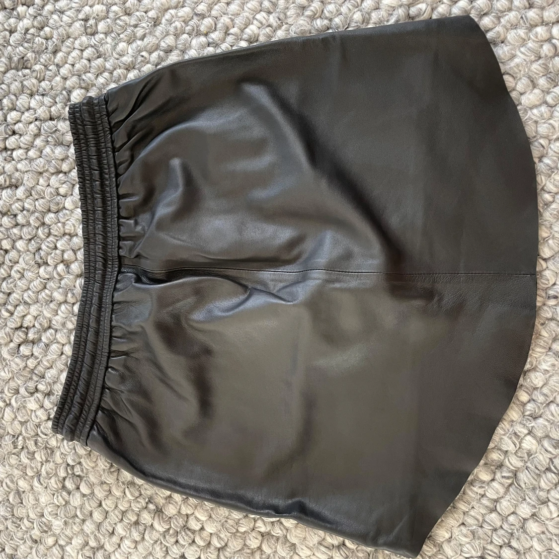 Svart skinnkjol från Second Female - 90