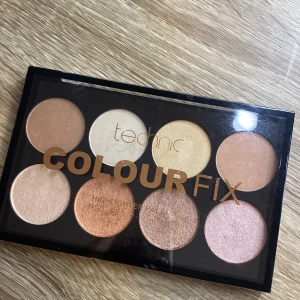 Technic Colour Fix Highlighter Palette - Snygg highlighterpalett från Technic med åtta skimrande nyanser. Perfekt för att ge ansiktet en strålande glöd. Innehåller både varma och kalla toner för att passa alla hudtyper. Endast testad!😍💄💋