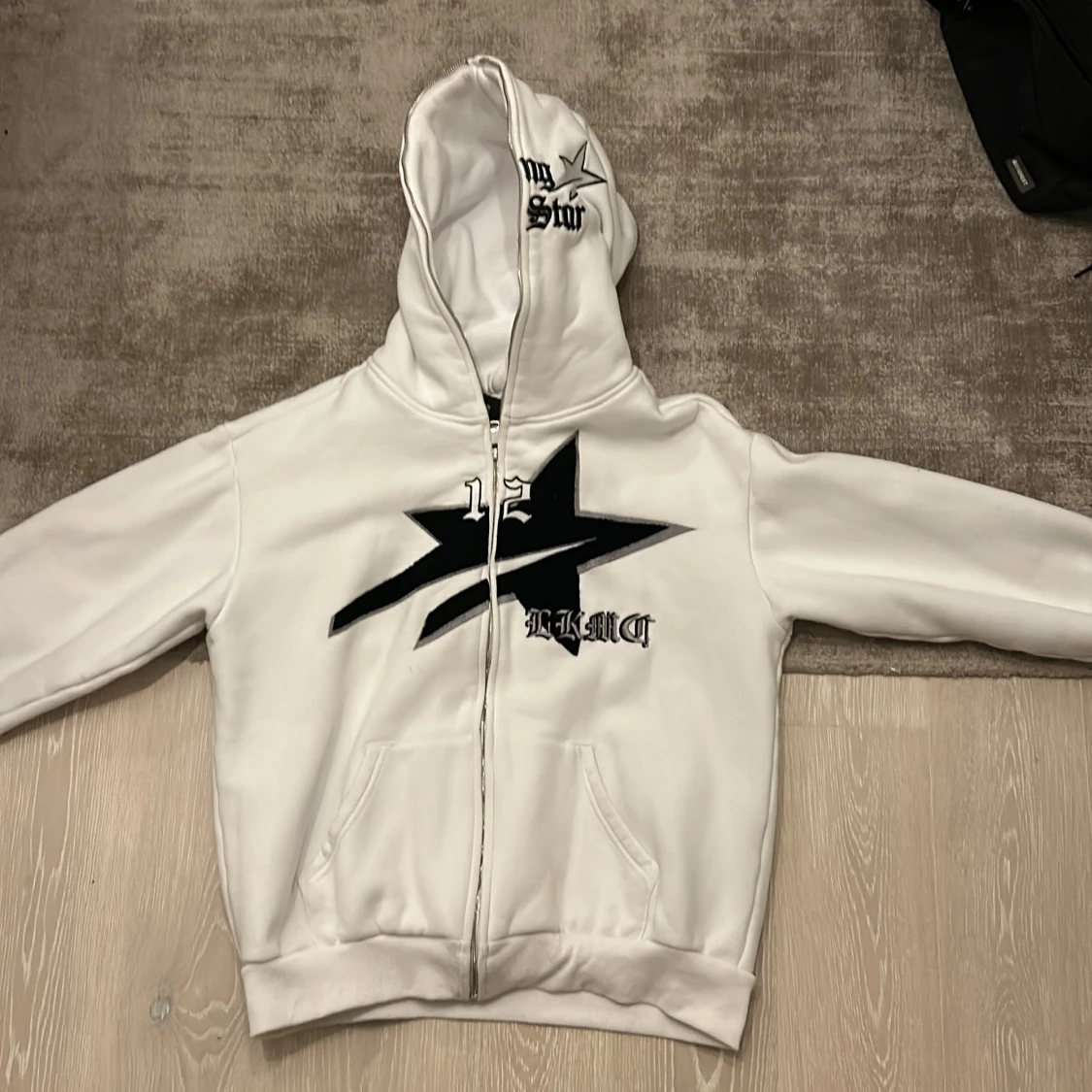 Vit hoodie från lukamachain