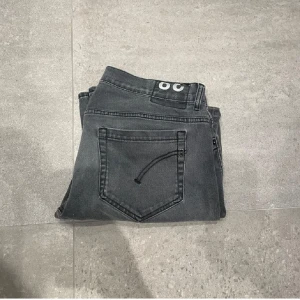 Dondup george skinny  - Snygga grå skinny jeans från Dondup i modellen george skinny, passar svin bra till feta outfits nu till vintern men även under andra tillfällen, nypris på dess ligger runt 3000kr, jag säljer dem för 549 men pris kan diskuteras, W34