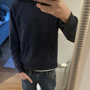 Ralph Lauren hoodie - Säljer en stilren mörkblå RL hoodie. En av mina favorit tröjor som tyvärr blivit för liten. Inga defekter vad jag har sett, tvättar tröjan innan jag skickar. Tveka inte att kontakta mig vid frågor! Mvh/ Manne!