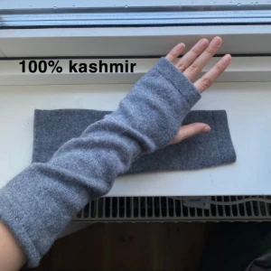 100% kashmir handledsvärmare  - Egen sydda 100% kashmir handledsvärmare/torgvantar i en fin beige färg. Vantarna är jätte mjuka och har inga defekter, perfekta nu till kylan😊Jag har själv sytt de och kashmir är ett svårt matrial att jobba med så ta det i åtanke och pruta gärna inte😅🙏🏻 Nya 100% kashmir vantar kostar ca 700 kr men här får ni för halva priset!!❤️ SÄLJER FLER, även i beige! (Sista bilden med sämre ljus ser man en lapp där det står 100% kazmir som är materialet tröjan är sydd av)😊