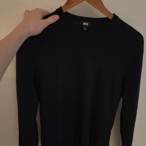 Uniqlo rundringad tröja - Säljer en stilren svart långärmad tröja från Uniqlo. Perfekt för en minimalistisk look och passar bra till både jeans och kjol. Tröjan är i storlek XS och har en klassisk rund halsringning. Säljs för endast 220