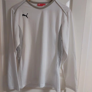 Tränings top - Vit långärmad tränings top från Puma, fint skick! är storlek XL, men passar även L.