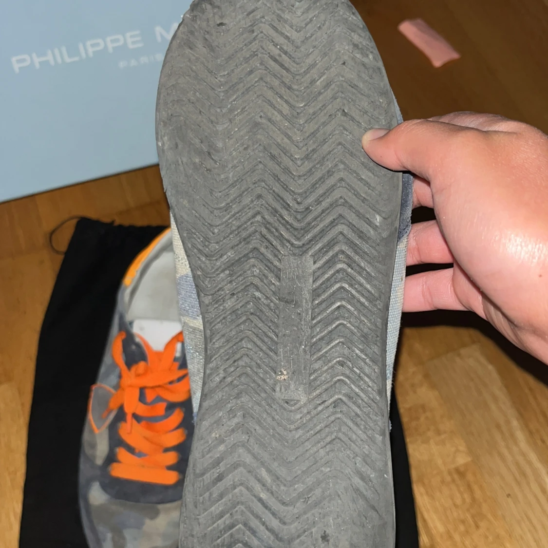 Camouflage sneakers med orange snörning - 90