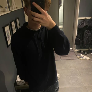 Stickad Hoodie Zara - En riktigt soft hoodie från Zara ☃️| Skick: 10/10,  helt Ny ✅ | Nypris 700 | Hör av er vid fler frågor 🦦