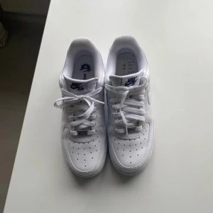 Vita Nike Air Force sneakers - Säljer ett par klassiska vita Nike Air Force sneakers. De var för stora för mig med strlk 37!