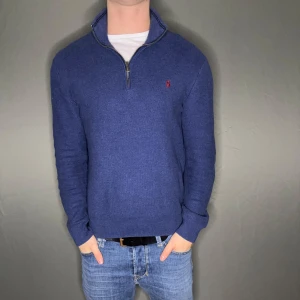 Ralph lauren tröja - Hej säljer nu min fina Ralph Lauren Pima Cotton halfzip i storlek L, passar M. Den är i nyskick och kommer vara otroligt snygg i höst/vinter. Nypris cirka 2200kr! Vi kommer att sälja liknande produkter nu närmare vinter så glöm inte följa profilen!🌊🍾