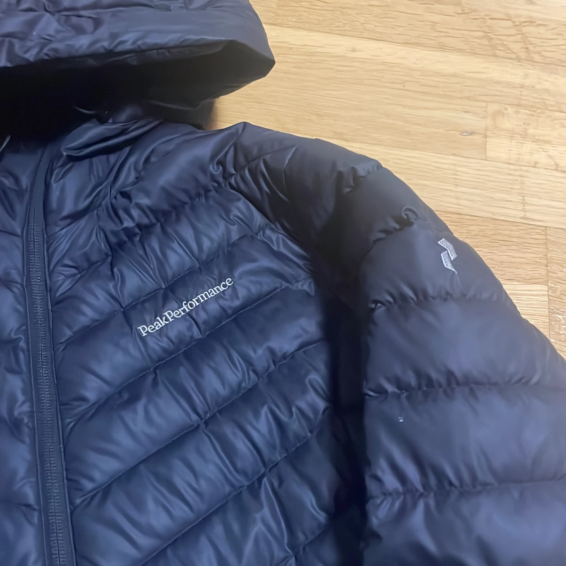 Svart dunjacka från Peak Performance