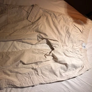 Beige cargobyxor med fickor - beige cargobyxor med elastisk midja. Bekväma bra skick 