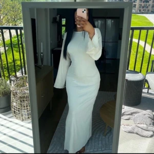 Beige klänning - Hej! Säljer denna jätte fina biege klänning! Man kan själv justera hur tajt de ska sitta. Endast använd en gång till en födelsedag annars aldrig💕 Priset går att diskutera vid snabb affär💕💕