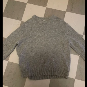 Grå stickad tröja - Mysig grå stickad tröja från Arket. Tröjan är i fint skick och har inga skador. Köptes för 900kr.