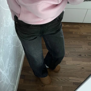 Jeans - Snygga svarta jeans med hög midja och vida ben. Femficksmodell och gylf med dragkedja och knapp. Ingen stretch. Aldrig använda‼️