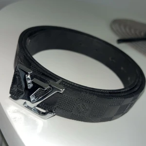 Snyggt rutat bälte  - Helt oanvänd! Perfekt skick! Storlek: 110 