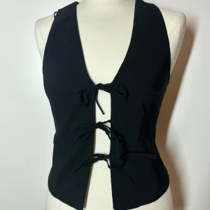 Zara topp med knytning / rosetter  - Helt ny. Köp sker via köp nu, jag postar inom 24h. Kvar tills markerad såld 