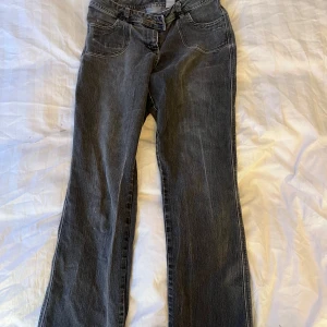 Vintage jeans - Snygga grå blå vintage jeans strl 38 men passar 36 lika bra, skulle även kunna passa större eller mindre beroende på hur man vill att de ska sitta