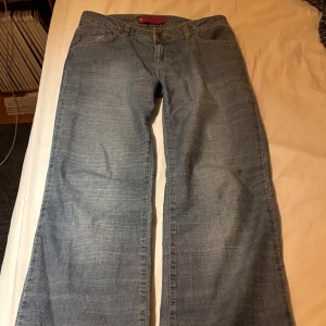 Lågmidjade jeans - Ursnygga lågmidjade utsvängda jeans från Redstar i storlek S!❤️ Midjemått: 38cm. Innerbenslängd: 86cm. Skriv om du har fler frågor eller vill ha fler bilder❤️