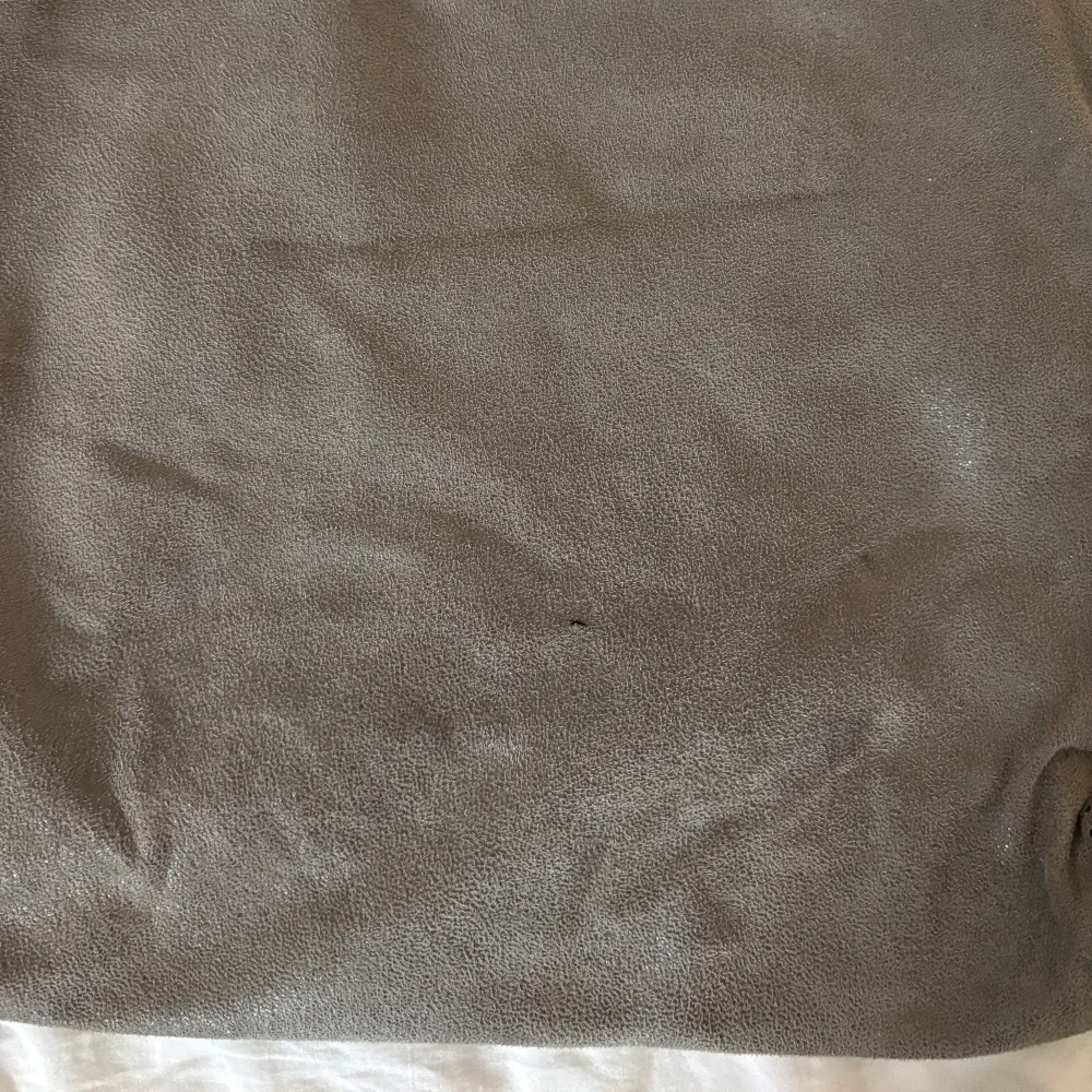 Säljer nu min fina grå axelväska från Stella McCartney Falabella i mellan storlek. Väskan har silvriga kedjedetaljer och en rymlig insida med rosa foder. Den är i fint skick och använd endast ett fåtal gånger. Ordinarie priset är ca 12.000 kr, en av sidorna har ett minimalt hål som knappt syns vid användning (se sista bild), därav priset. Vid fler bilder eller mer äkthetsbevis är de bara att kontakta!. Laukut & Käsilaukut.