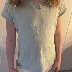 Grön t-shirt - Snygg och enkel grön t-shirt med korta ärmar och rund hals. Perfekt för en avslappnad stil och till sommaren.