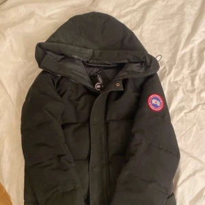 Svart  Canada Goose jacka  - Det finns ett hål inne i högra fick