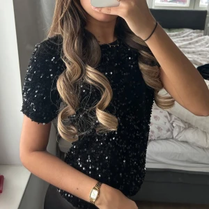 Svart fest topp Xs - Svart paljettopp topp. Passar perfekt till utgångar. Storlek Xs. Bra skick!