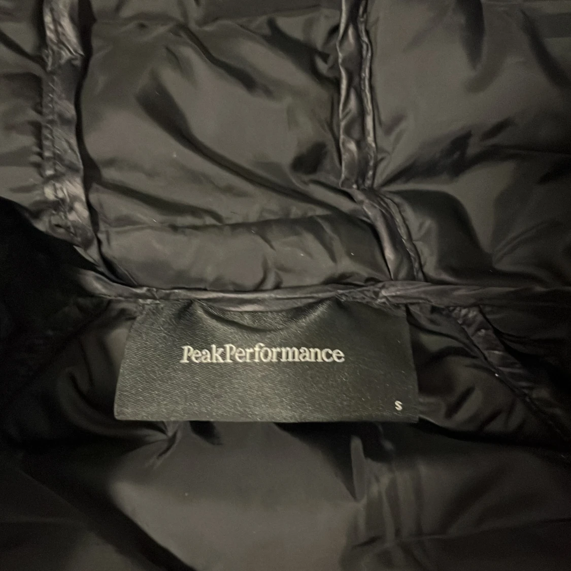 Svart dunjacka från Peak Performance - 92