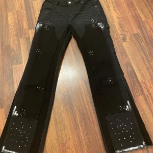 Svarta flared jeans/byxor - Svarta flared jeans helt nya och perfekt kvalitet. Storlek S De är stora i storleken så de passar m