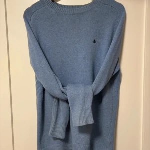 Blå tröja i merinoull från Morris - Säljer en stilren blå tröja från Morris i 100% merinoull. Väldigt bra skick storlek M och har en lite tajt passform. 🤩