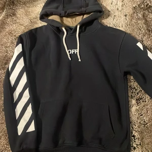 Off-White hoodie - Säljer den här svarta hoodien från Off-White. Den passar S och även M, hör av dig om du har frågor om passform eller prisförändring vid snabbaffär🤝