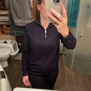Mörkblå tröja med halfzip från Only & Sons - Ganska tunn tröja. Fint skick, bara använd ett fåtal gånger av sonen