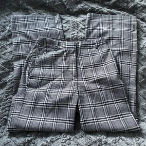 Kostymbyxor - Snygga kostymbyxor med vida ben och med klassiskt rutmönster. Använd nån enstaka gång☺️