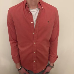 Röd Morris skjorta🤩 -  Nu säljer vi ännu en fet Morris skjorta som passar för alla tillställningar, skjortan är i mycket bra skick och passar allt från fest till vardagsbruk!🕺🍾💼🤩  Storlek👔: S Nypris💰: ca 1199kr