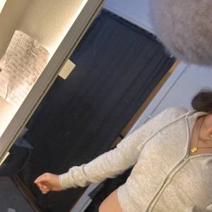 MAG HOODIE! - Säljer en kort magtröjs hoodie som är jätte gullig varm och skön de e min favvo, storlek Xs/S säljer pg av att den inte kommer till användning 