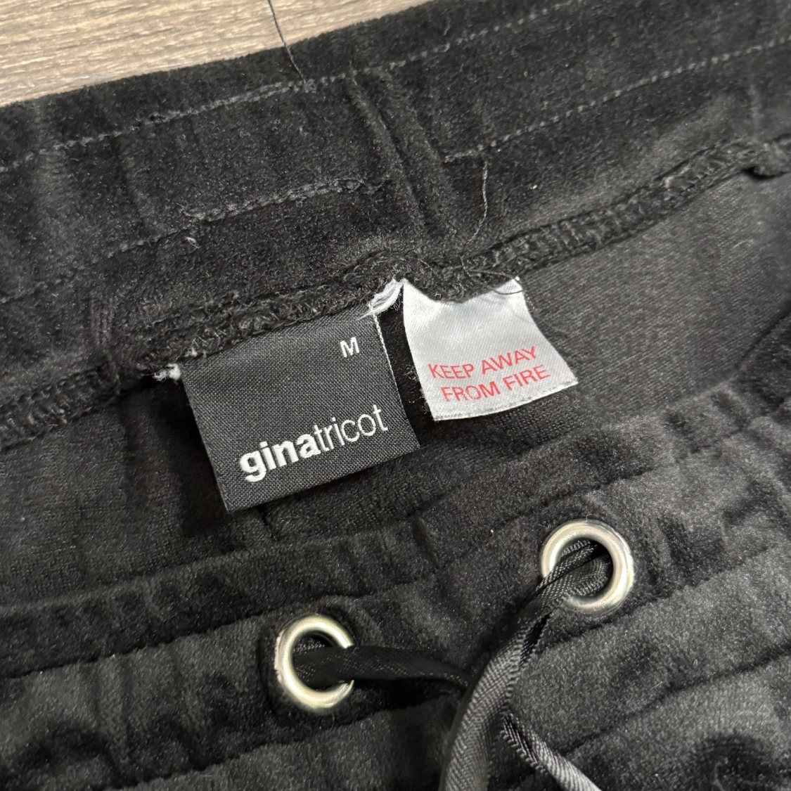Gina Tricot Cecilia Velour svarta mjukisbyxor - 90