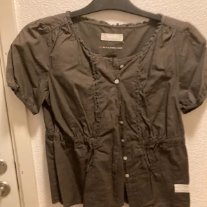 Snygg Odd Molly blus stl XS - Snygg blus från Odd Molly.stl XS. Knappar framtill, knytning baktill. Fint skick.