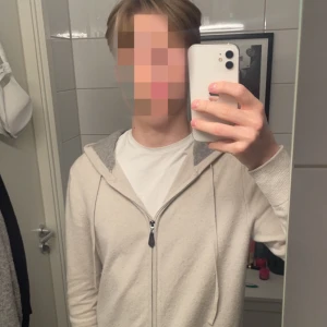 Cashmere Blend Zip - Sjukt fin, stilren och fräsch zip tröja ifrån Paul Taylor som är i en kashmir blandning! Storlek: S-M - Skick: 8.5/10 (lite nopprig bara) - Nypris: 1700kr ish - Vårt pris: 899kr - DM för frågor & funderingar! 🙌🏻