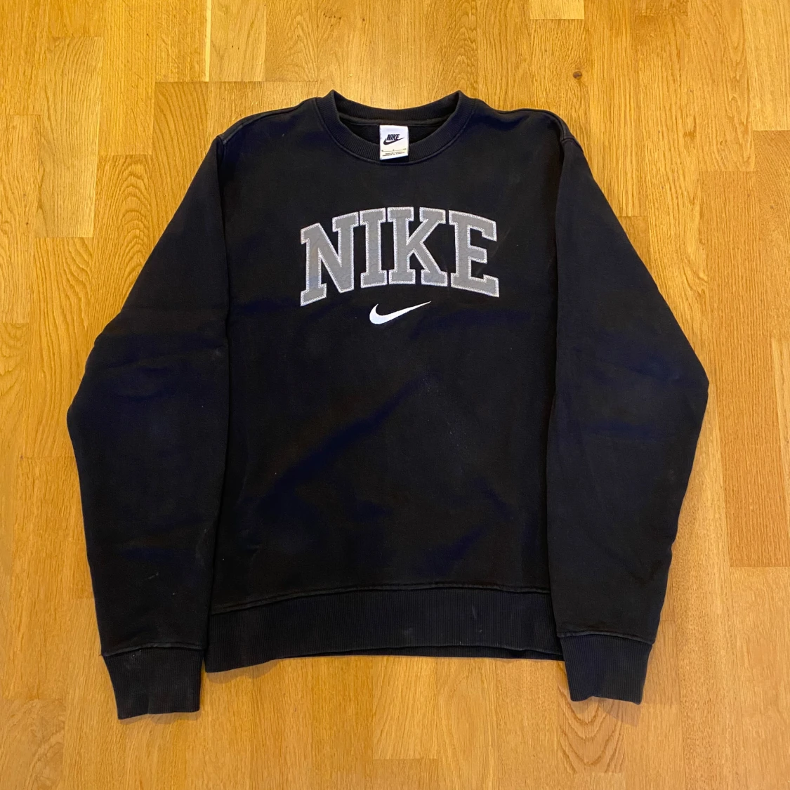 Svart vintage sweatshirt från Nike