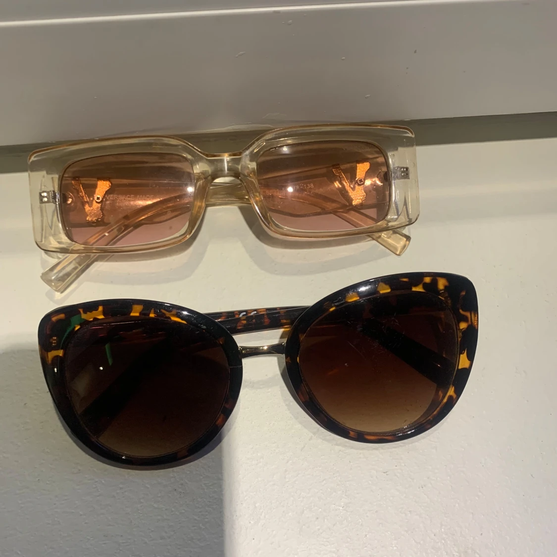 Två par solglasögon