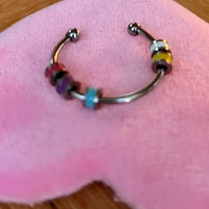 Justerbar "ångestring"! - Justerbar ring med pärlor som kan snurras och flyttas. Perfekt avledning vid t ex ADHD, ångest eller stress. Ny!