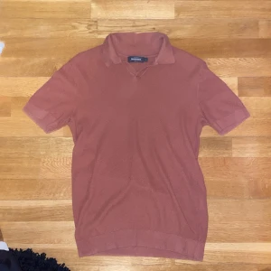 Brun/röd pikétröja  - En brun/röd pikétröja från dressman. Använda fåtal gånger samt att den är väldigt skön och är som ny