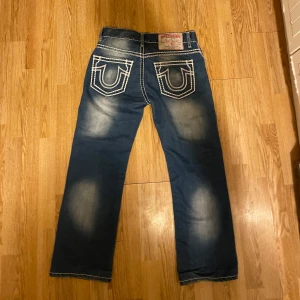  True Religion - Säljer ett par snygga brallor från True Religion. Säljer för att jag inte använder dom så mycket längre och vill bara bli av med dom. Är 1,85 och dom sitter bra på mig 