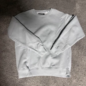 Ljusblå sweatshirt från Bershka - Säljer en ljusblå sweatshirt från Bershka i loose fit. Riktigt bra skick då den knappt är använd. Riktigt skön tröja. Skriv vid funderingar 