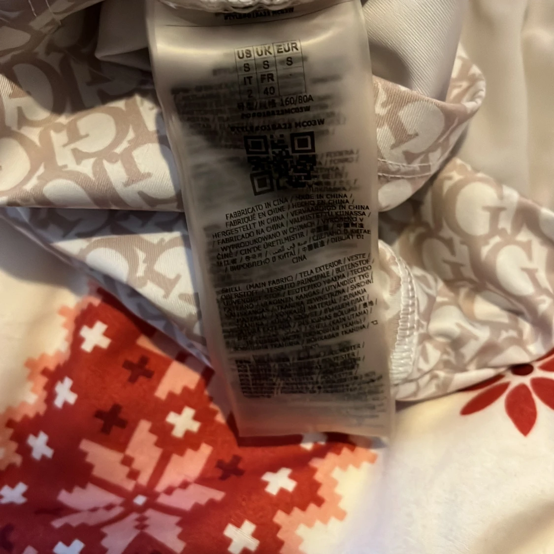 Beige mönstrad topp från Guess - 92