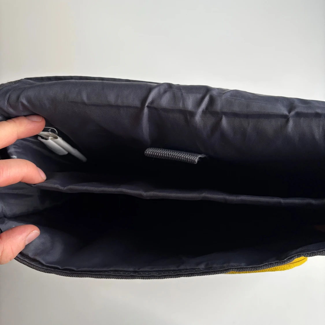 Grå och gul axelväska med geometriskt mönster - 91