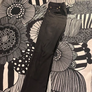 Svarta jeans från Levi's - Säljer ett par klassiska svarta Levi's 501 jeans. De har en rak passform med knappgylf och fem fickor. Perfekta för en stilren look. 